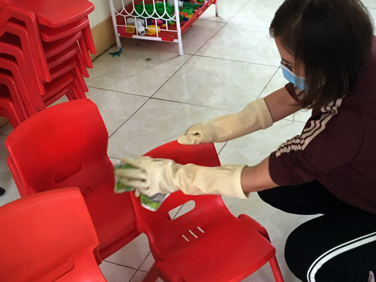 Giáo viên tham gia lau, vệ sinh bàn nghế và các trang thiết bị phục vụ việc học tập của học sinh. Ảnh: Phòng Giáo dục và Đào tạo Thị xã Phú Thọ cung cấp.