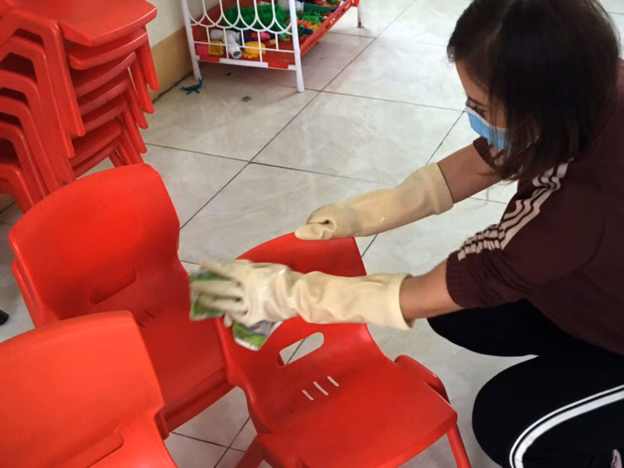 Giáo viên tham gia lau, vệ sinh bàn nghế và các trang thiết bị phục vụ việc học tập của học sinh. Ảnh: Phòng Giáo dục và Đào tạo Thị xã Phú Thọ cung cấp.