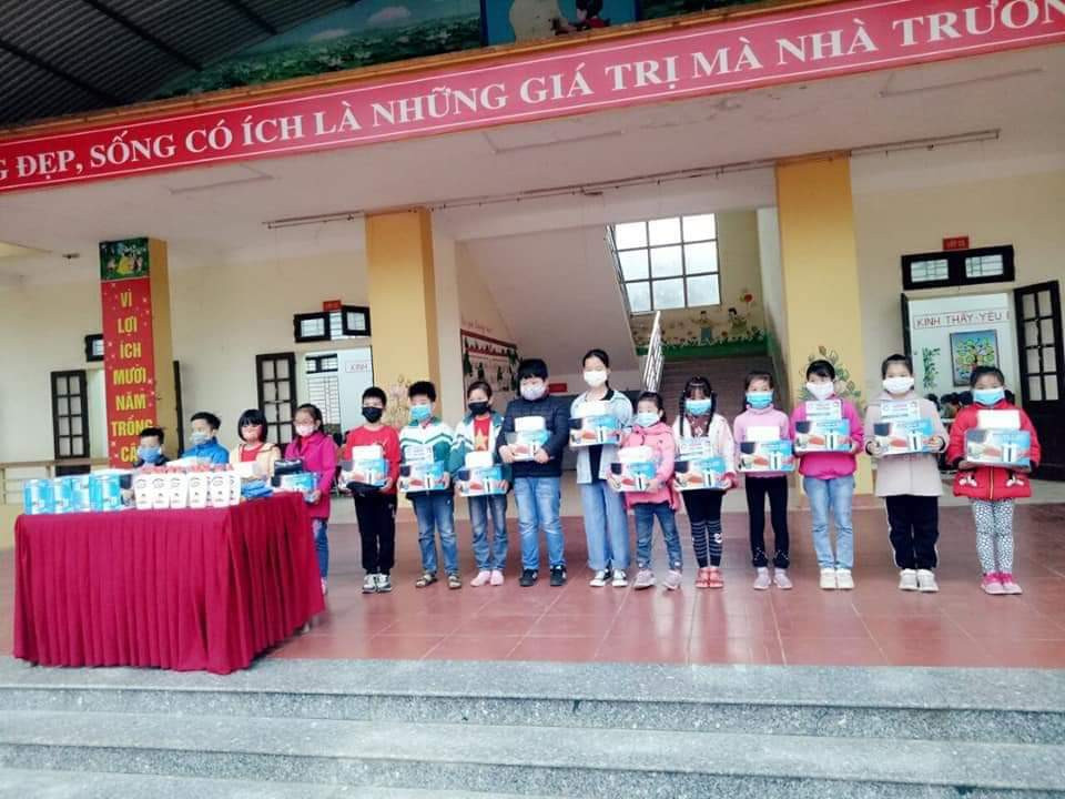 Phát khẩu trang và nước sát khuẩn cho học sinh cấp tiểu học trên địa bàn Thị xã Phú Thọ. Ảnh: Phòng Giáo dục và Đào tạo Thị xã Phú Thọ cung cấp.