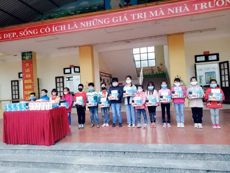 Phát khẩu trang và nước sát khuẩn cho học sinh cấp tiểu học trên địa bàn Thị xã Phú Thọ. Ảnh: Phòng Giáo dục và Đào tạo Thị xã Phú Thọ cung cấp.
