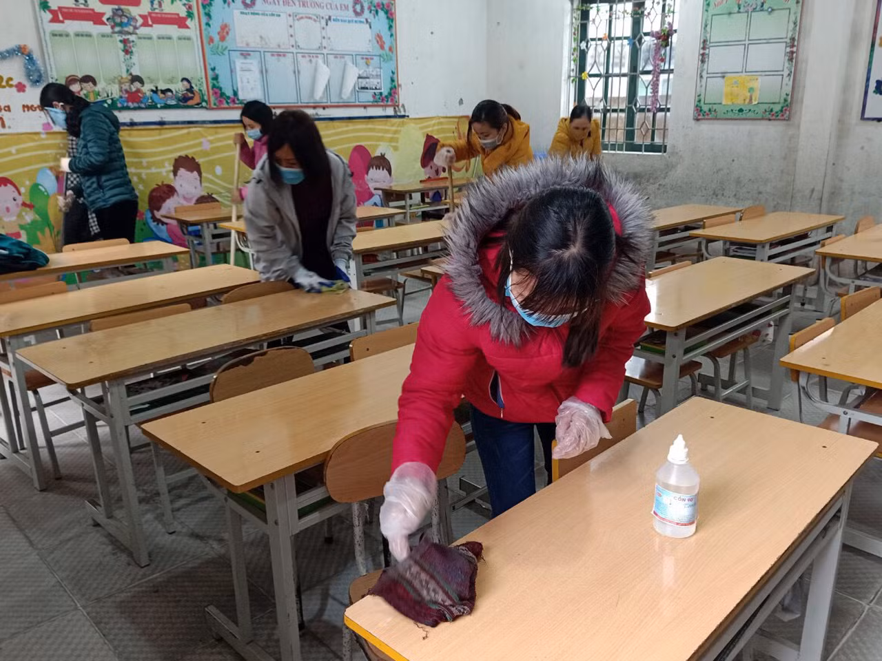Các cán bộ, giáo viên trên địa bàn Thị xã Phú Thọ tham gia công tác vệ sinh phòng chống dịch Corona. Ảnh: Phòng Giáo dục và Đào tạo Thị xã Phú Thọ cung cấp.