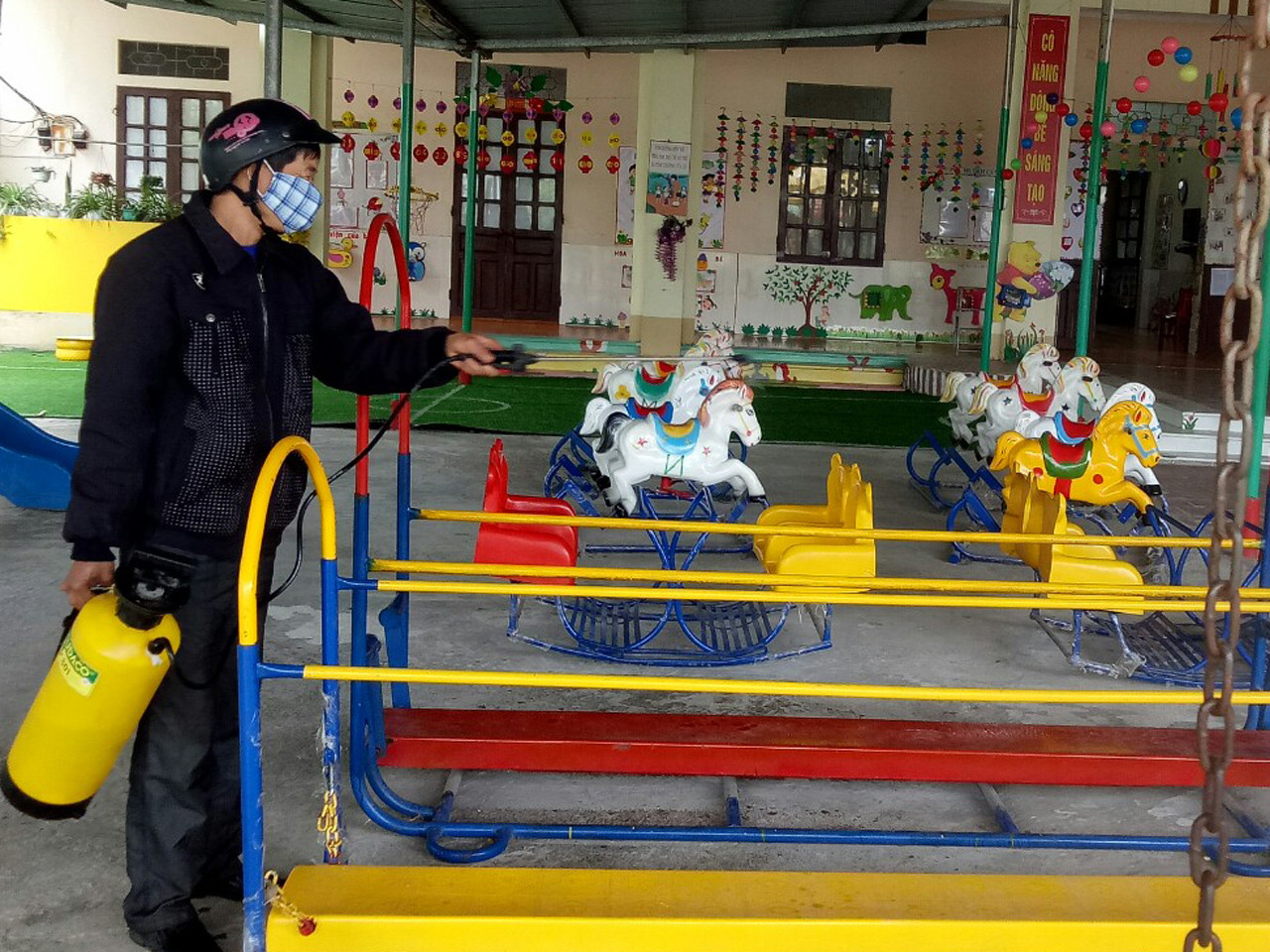 Tất cả các trường học từ bậc mầm non đến trung học cơ sở trên địa bàn Thị xã Phú Thọ đều được tổng vệ sinh sạch sẽ, phun thuốc diệt khuẩn phòng chống dịch Corona. Ảnh: Phòng Giáo dục và Đào tạo Thị xã Phú Thọ, cung cấp.