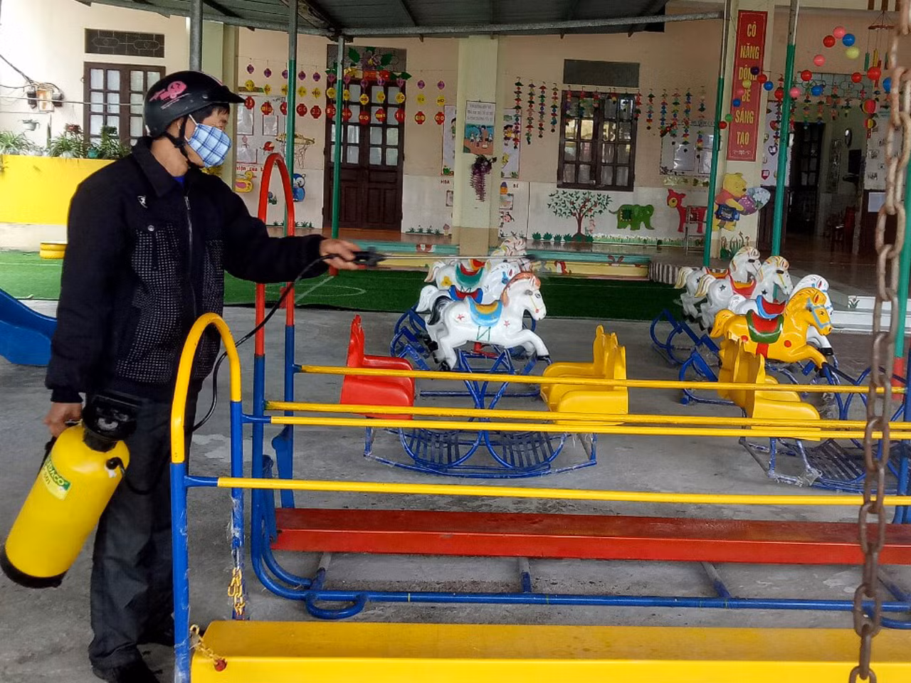 Tất cả các trường học từ bậc mầm non đến trung học cơ sở trên địa bàn Thị xã Phú Thọ đều được tổng vệ sinh sạch sẽ, phun thuốc diệt khuẩn phòng chống dịch Corona. Ảnh: Phòng Giáo dục và Đào tạo Thị xã Phú Thọ, cung cấp.