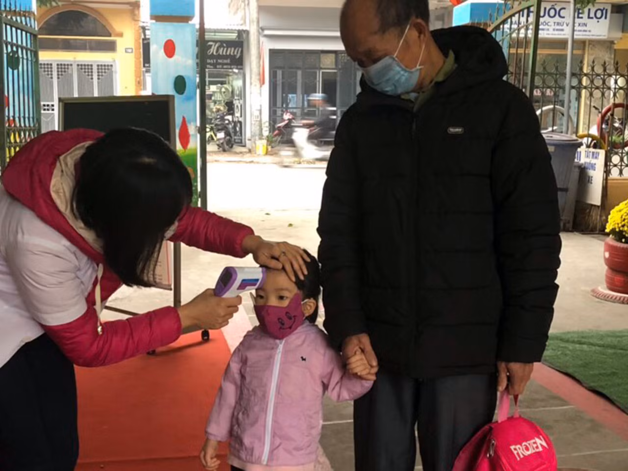 Các em học sinh từ bậc mầm non đến trung học cơ sở đều được kiểm tra thân nhiệt trong buổi đi học đầu tiên sau Tết. Ảnh: Phòng Giáo dục và Đào tạo Thị xã Phú Thọ, cung cấp.