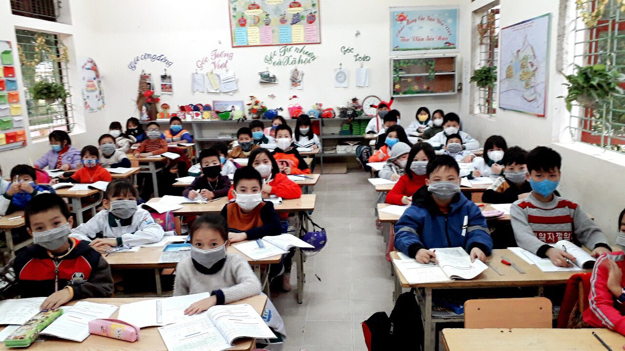 Trong buổi học đầu tiên sau kỳ nghỉ Tết, tất cả các học sinh đều được phát và thực hiện việc đeo khẩu trang y tế. Ảnh: Phòng Giáo dục và Đào tạo Thị xã Phú Thọ cung cấp.