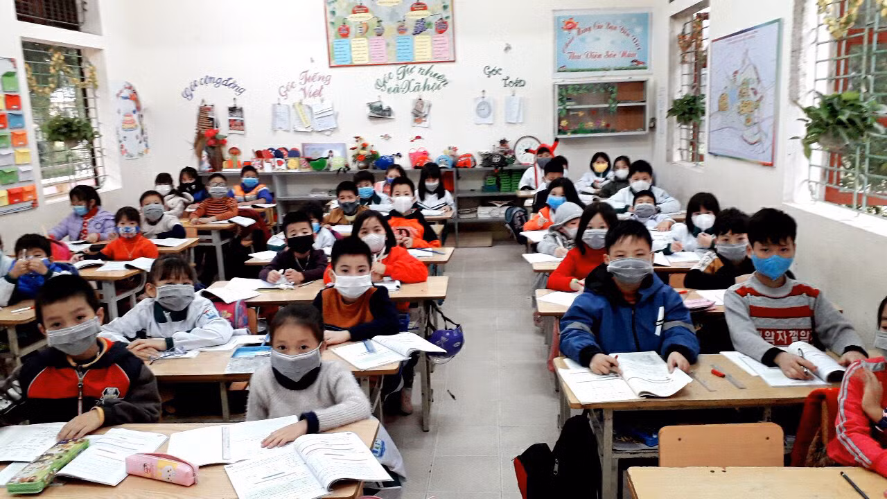 Trong buổi học đầu tiên sau kỳ nghỉ Tết, tất cả các học sinh đều được phát và thực hiện việc đeo khẩu trang y tế. Ảnh: Phòng Giáo dục và Đào tạo Thị xã Phú Thọ cung cấp.
