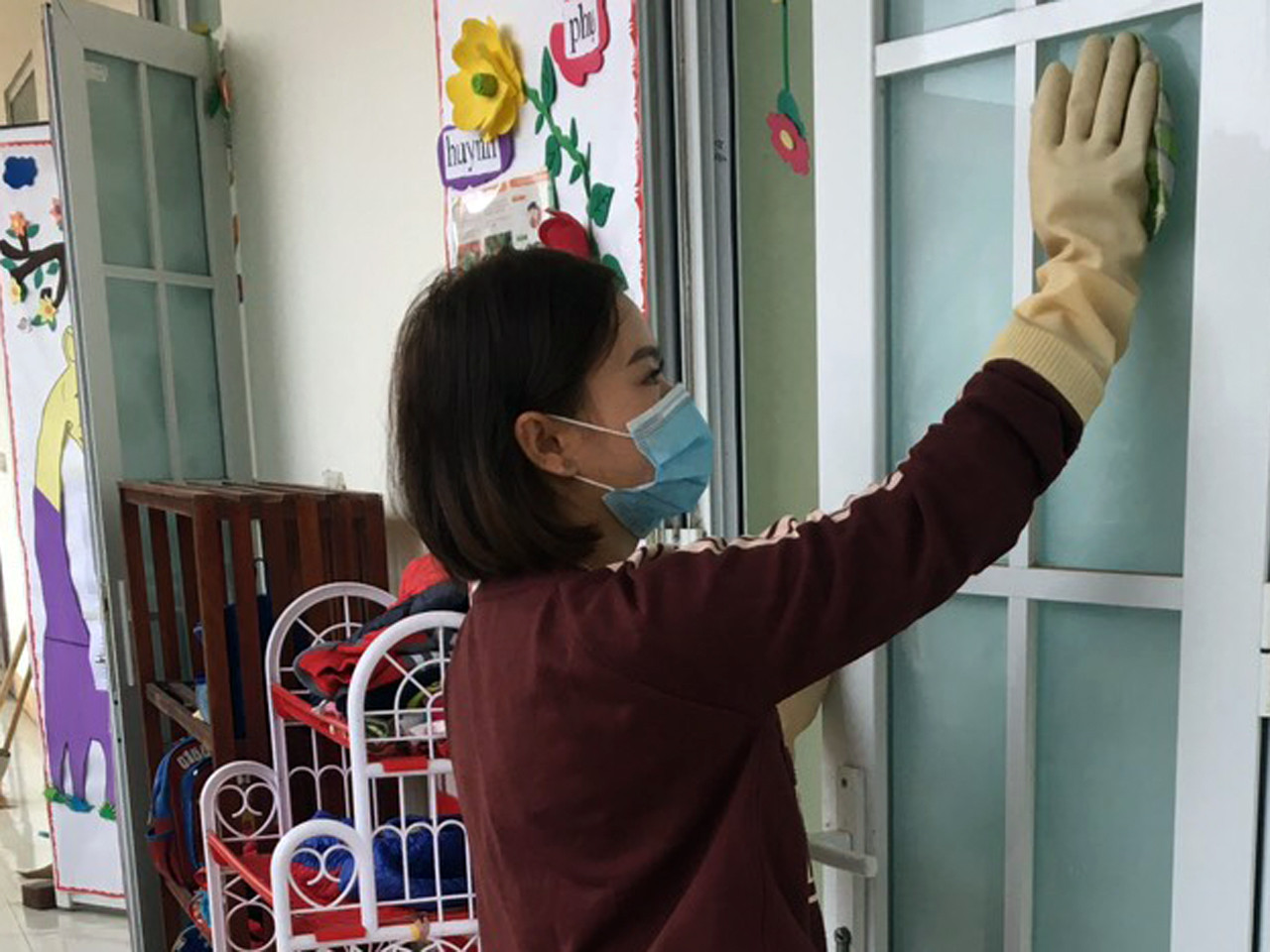Tất cả các phòng học, cửa sổ và các trang thiết bị trong nhà trường đều được lau bằng nước diệt khuẩn. Ảnh: Phòng Giáo dục và Đào tạo Thị xã Phú Thọ cung cấp.