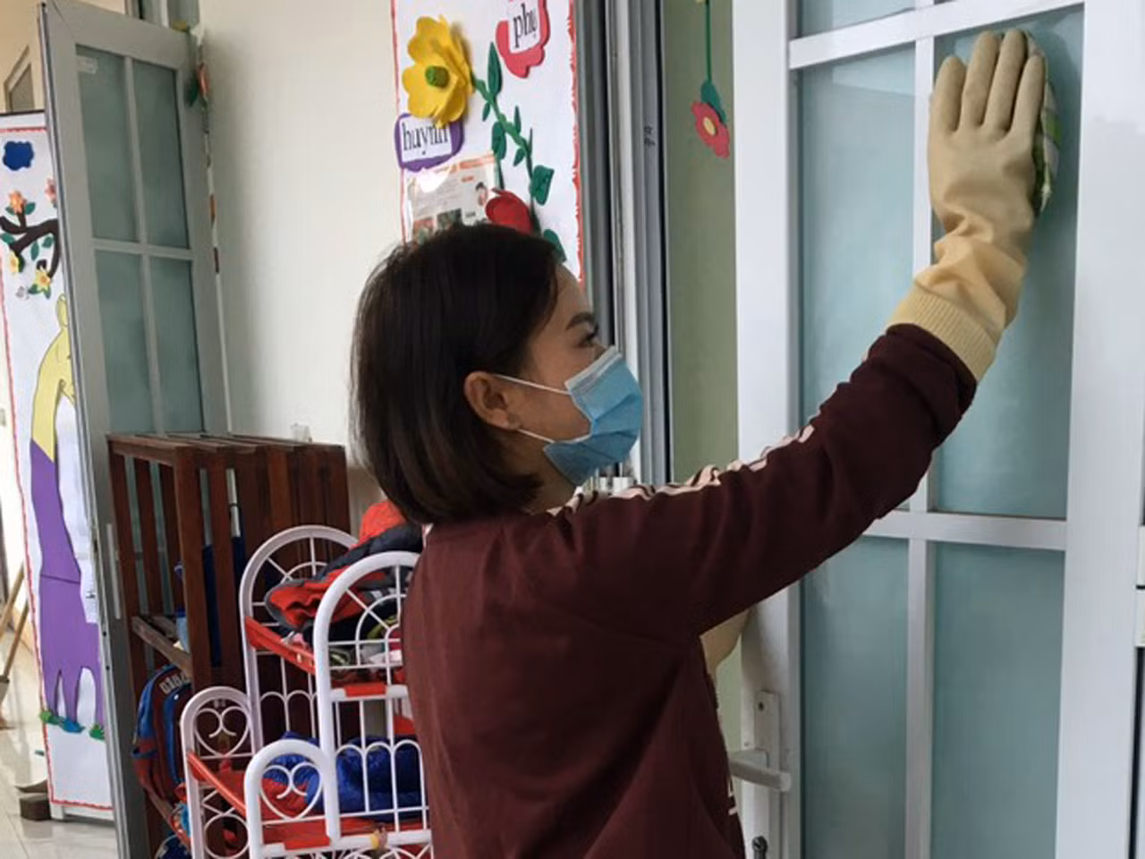 Tất cả các phòng học, cửa sổ và các trang thiết bị trong nhà trường đều được lau bằng nước diệt khuẩn. Ảnh: Phòng Giáo dục và Đào tạo Thị xã Phú Thọ cung cấp.