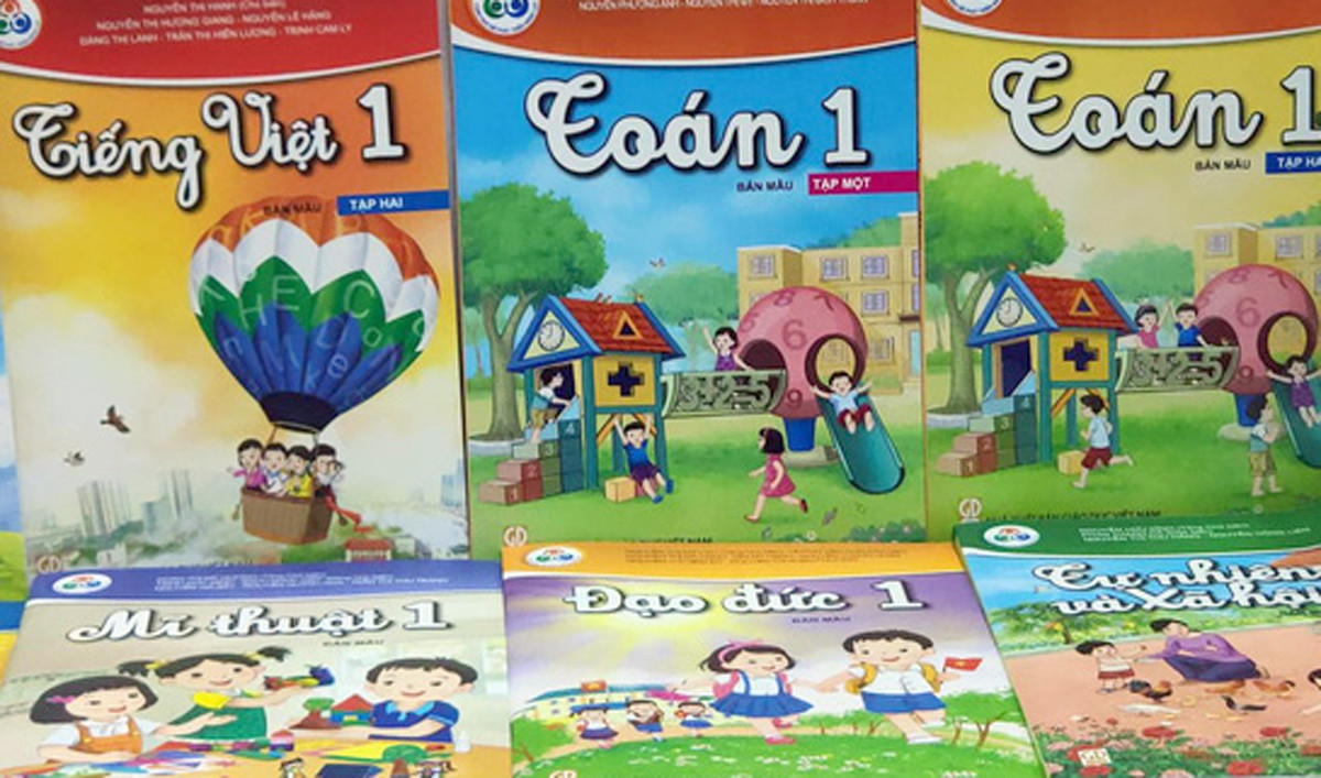 Có nhất thiết rằng sách giáo khoa phải in khổ lớn, in 4 mầu và dùng loại giấy quá tốt để tăng giá thành, gây ảnh hưởng đến người dân? Ảnh: Như Ý. Có nhất thiết rằng sách giáo khoa phải in khổ lớn, in 4 mầu và dùng loại giấy quá tốt để tăng giá thành, gây ảnh hưởng đến người dân? Ảnh: Như Ý.