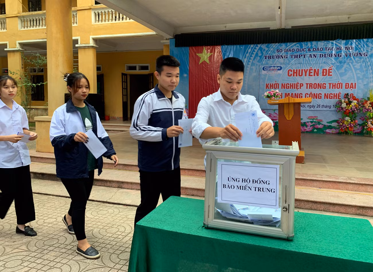 Cũng trong sáng 26/10, Ban giám hiệu, tập thể cán bộ, giáo viên của Trường Trung học phổ thông An Dương Vương đã tổ chức quyên góp, ủng hộ đồng bào miền Trung bị thiên tai, lũ lụt. Ảnh: Tùng Dương.