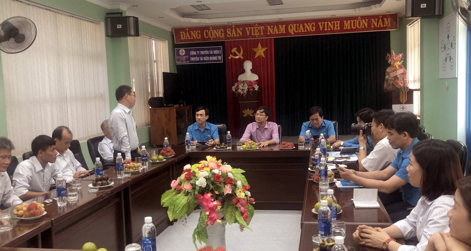 Lắng nghe tâm tư, nguyện vọng của người lao động.Ảnh: EVNNPT.