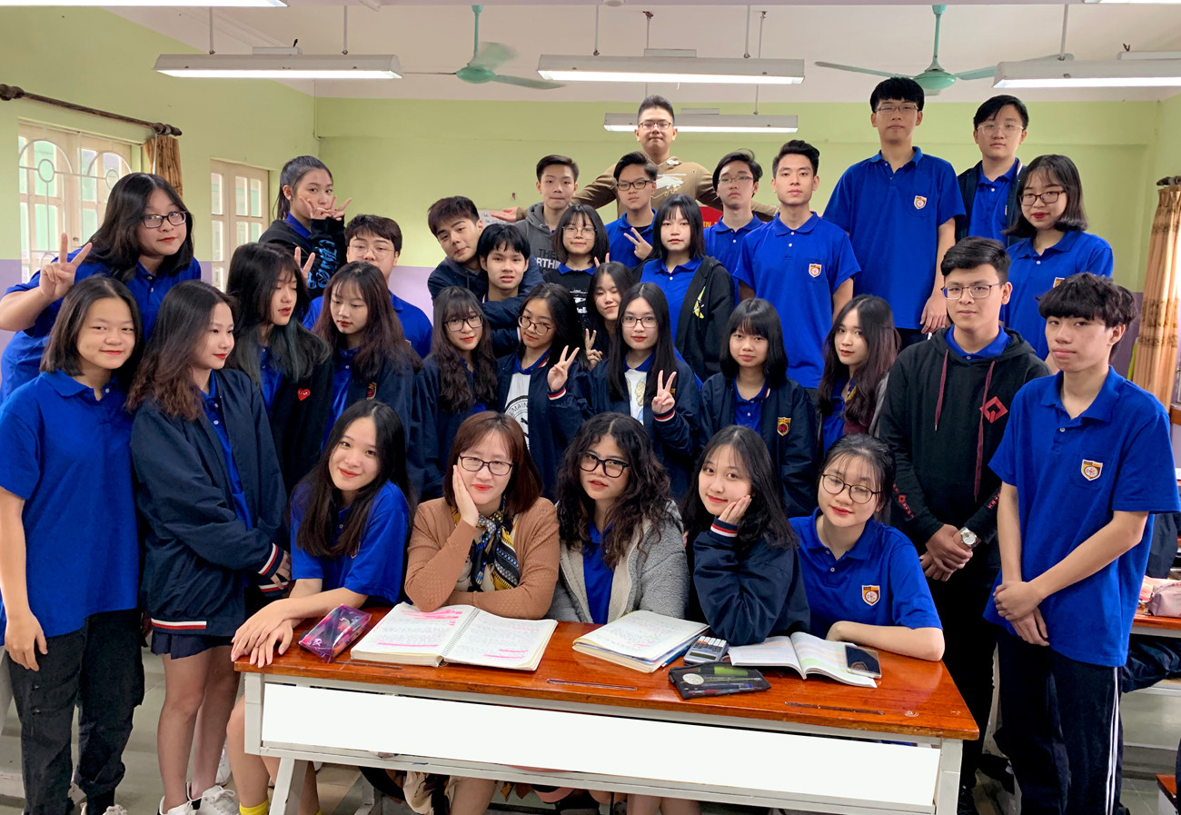 Cô Đào Thị Vân Khánh và các em học sinh lớp 11D6 Trường Trung học cơ sở, Trung học phổ thông Nguyễn Bỉnh Khiêm, Cầu Giấy, Hà Nội. Ảnh: Tùng Dương.