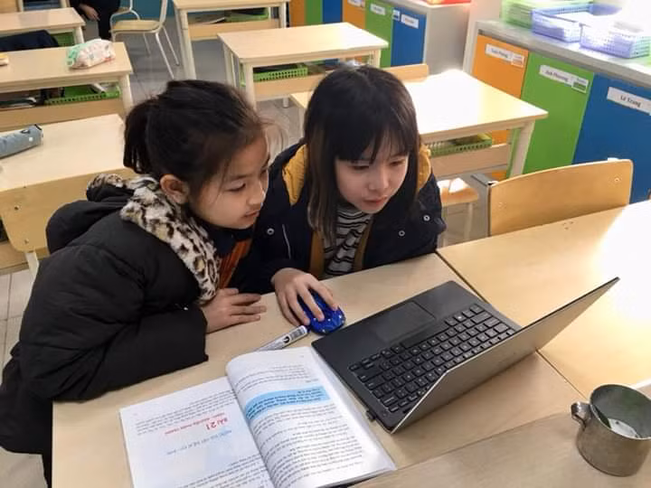 Như vậy, thời lượng học tập của học sinh sẽ vẫn được đảm bảo ngay cả khi học online. Ảnh: NT.