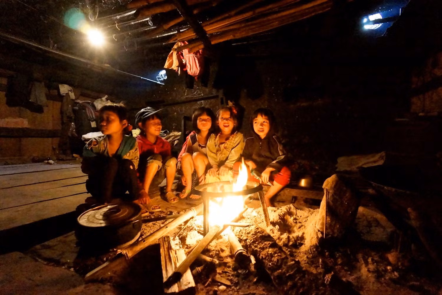 Với các hộ gia đình nghèo, vùng sâu vùng xa, miền núi thì vài chục nghìn đồng cũng là lớn, nhất là khi họ còn phải lo toan nhiều khoản thu đầu năm học khác. Ảnh minh họa: Tùng Dương.