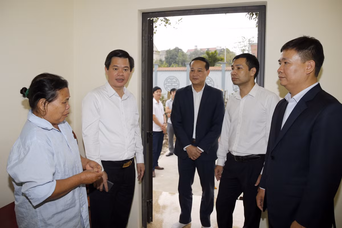 Bà Trịnh Thị Nguyệt vui mừng chào đón Tổng biên tập Báo điện tử Giáo dục Việt Nam và các lãnh đạo Ủy ban nhân dân thị xã Phú Thọ đến thăm nhà. Ảnh: Tùng Dương.