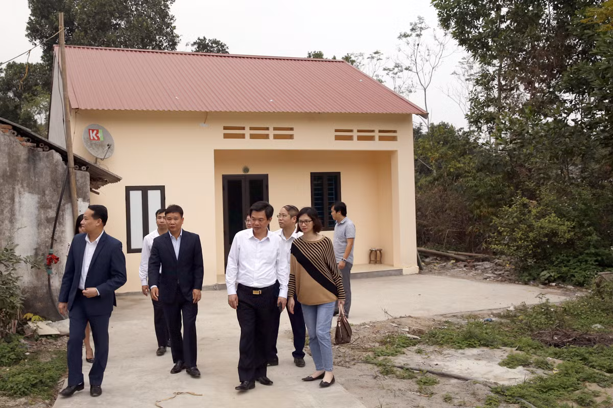 Nhà báo Nguyễn Tiến Bình - Tổng biên tập Báo điện tử Giáo dục Việt Nam và các lãnh đạo Ủy ban nhân dân thị xã Phú Thọ đến thăm căn nhà của ông Trịnh Quốc Doanh, sau khi được làm mới và sửa chữa. Ảnh: Tùng Dương.