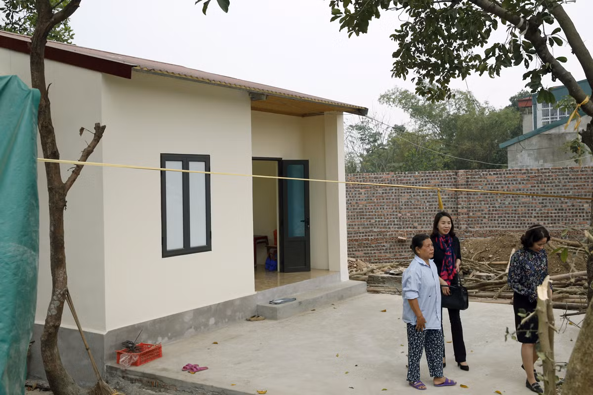 Bà Trịnh Thị Nguyệt đã xúc động và gửi lời cảm ơn đến Báo điện tử Giáo dục Việt Nam cũng như các nhà tài trợ, đã giúp cho bà có nơi ăn chốn ở nhân dịp Tết đến xuân về. Ảnh: Tùng Dương.