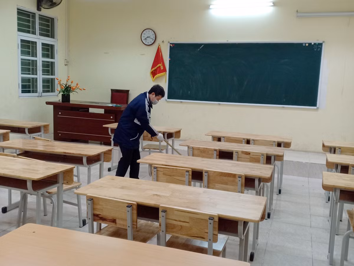 Kịp thời đề xuất với ban giám hiệu những giải pháp để ngăn chặn dịch bệnh. Ảnh: Yên Hòa. Kịp thời đề xuất với ban giám hiệu những giải pháp để ngăn chặn dịch bệnh. Ảnh: Yên Hòa.