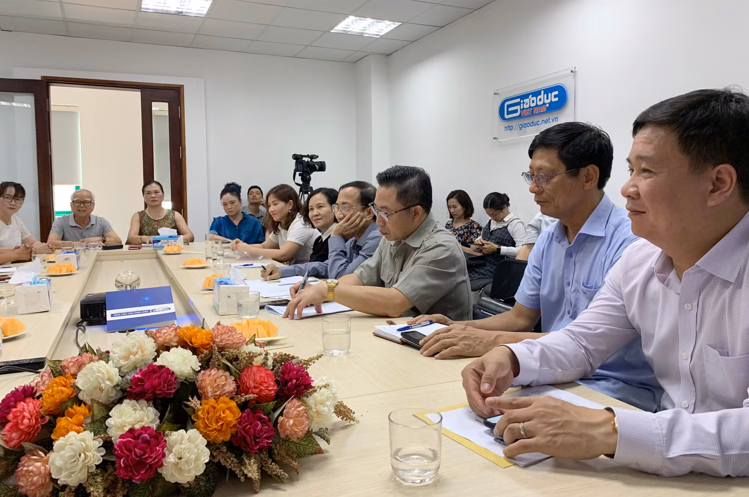 Nhà báo Nguyễn Tiến Bình – Tổng biên tập Tạp chí điện tử Giáo dục Việt Nam (người đầu tiên bên phải ảnh) và các đại biểu tham dự Tọa đàm. Ảnh: Tùng Dương. Nhà báo Nguyễn Tiến Bình – Tổng biên tập Tạp chí điện tử Giáo dục Việt Nam (người đầu tiên bên phải ảnh) và các đại biểu tham dự Tọa đàm. Ảnh: Tùng Dương.