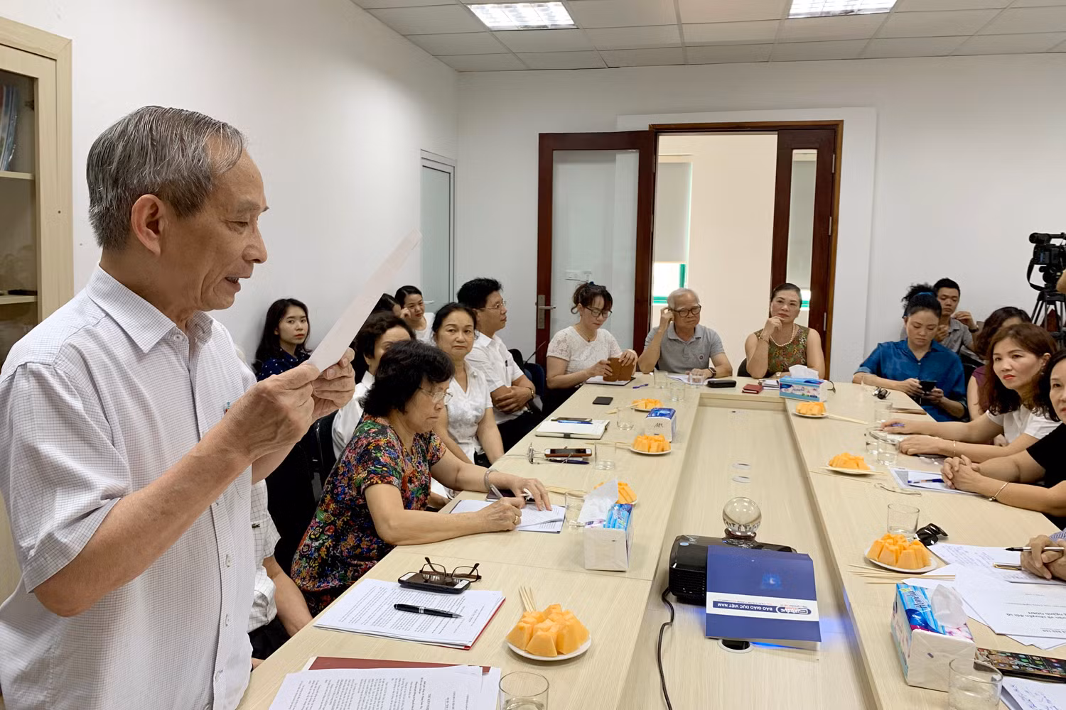 Nhà giáo Nguyễn Xuân Khang - Hiệu trưởng Trường Trung học cơ sở, Trung học phổ thông Marie Curie (Hà Nội) đang trình bày kiến nghị. Ảnh: Tùng Dương. Nhà giáo Nguyễn Xuân Khang - Hiệu trưởng Trường Trung học cơ sở, Trung học phổ thông Marie Curie (Hà Nội) đang trình bày kiến nghị. Ảnh: Tùng Dương.