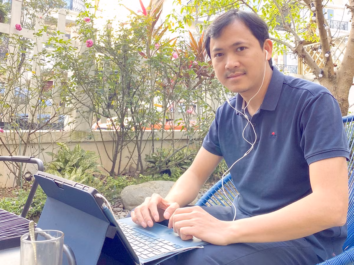 Thầy Đỗ Văn Bảo: "Phương pháp dạy của giáo viên vẫn đóng một vai trò quan trọng, kể cả trên môi trường dạy online hay offline". Ảnh: Tùng Dương. Thầy Đỗ Văn Bảo: "Phương pháp dạy của giáo viên vẫn đóng một vai trò quan trọng, kể cả trên môi trường dạy online hay offline". Ảnh: Tùng Dương.
