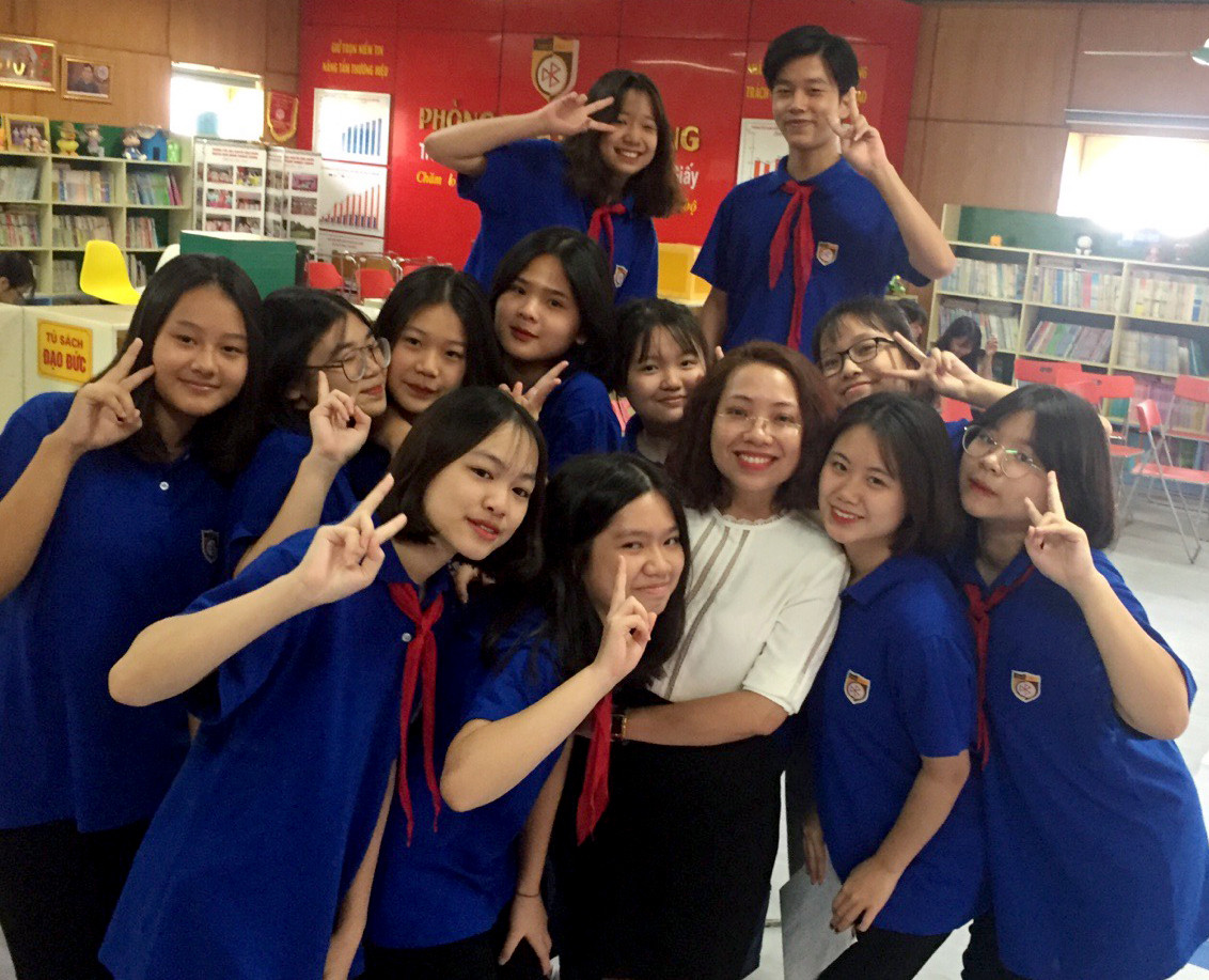 Các em cho biết rất hào hứng với việc ứng dụng các công nghệ thông tin vào việc học tập, nhanh, thuận tiện mà lượng kiến thức vẫn đảm bảo.Ảnh: Nhà trường cung cấp.