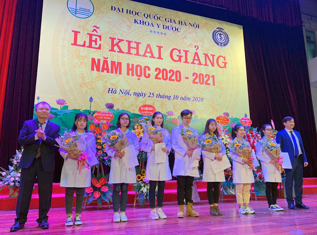 Giáo sư, tiến sĩ Lê Ngọc Thành - Giám đốc Bệnh viện E, Chủ nhiệm Khoa Y Dược (người bên trái ảnh) trao học bổng cho các tân sinh viên thủ khoa đầu vào Khoa Y Dược. Ảnh: Tùng Dương. Giáo sư, tiến sĩ Lê Ngọc Thành - Giám đốc Bệnh viện E, Chủ nhiệm Khoa Y Dược (người bên trái ảnh) trao học bổng cho các tân sinh viên thủ khoa đầu vào Khoa Y Dược. Ảnh: Tùng Dương.