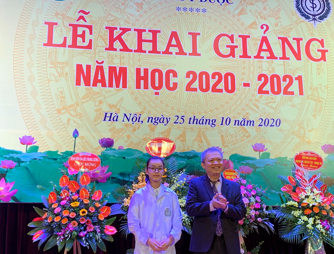Giáo sư, tiến sĩ Lê Ngọc Thành - Giám đốc Bệnh viện E, Chủ nhiệm Khoa Y Dược đã trao tặng áo Blue trắng cho sinh viên, thủ khoa đầu vào Hoàng Thị Huyền. Ảnh: Tùng Dương. Giáo sư, tiến sĩ Lê Ngọc Thành - Giám đốc Bệnh viện E, Chủ nhiệm Khoa Y Dược đã trao tặng áo Blue trắng cho sinh viên, thủ khoa đầu vào Hoàng Thị Huyền. Ảnh: Tùng Dương.