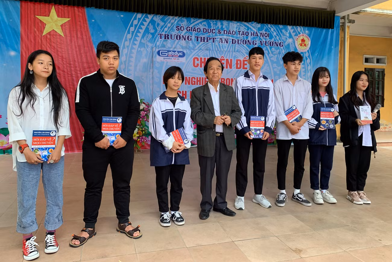 Giáo sư Nguyễn Lân Dũng giải đáp các câu hỏi của học sinh Trường Trung học phổ thông An Dương Vương (Đông Anh, Hà Nội). Ảnh: Tùng Dương.