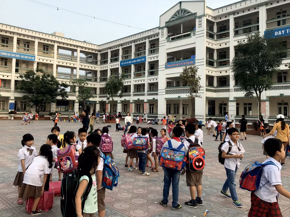 Trưởng Tiểu học Chu Văn An, quận Hoàng Mai, Hà Nội với sĩ số gần 60 học sinh trong một lớp. Ảnh: Tùng Dương.