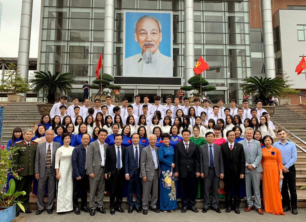 Tập thể Ban giám hiệu và học sinh Trường trung học phổ thông Chuyên Hà Nội - Amsterdam chụp ảnh lưu niệm với các đại biểu tham dự lễ kỷ niệm ngày nhà giáo Việt Nam. Ảnh: Tùng Dương. Tập thể Ban giám hiệu và học sinh Trường trung học phổ thông Chuyên Hà Nội - Amsterdam chụp ảnh lưu niệm với các đại biểu tham dự lễ kỷ niệm ngày nhà giáo Việt Nam. Ảnh: Tùng Dương.