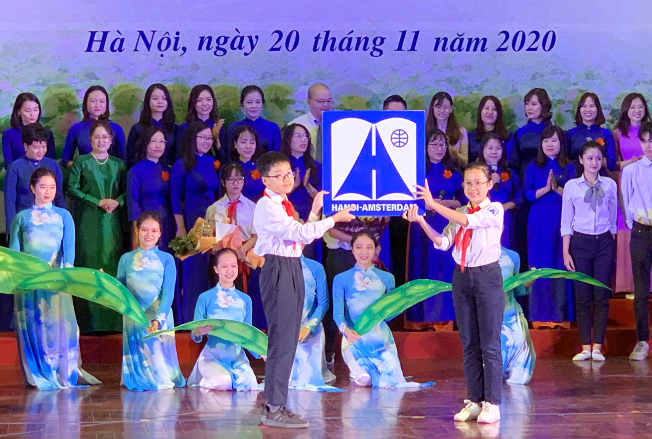 Trong suốt 35 năm qua, những người thầy dưới mái trường trung học phổ thông Chuyên Hà Nội - Amsterdam đã tận tâm dạy dỗ biết bao thế hệ học trò nên người, dìu dắt các em trở thành những nhân tài có ích cho xã hội. Ảnh: Tùng Dương. Trong suốt 35 năm qua, những người thầy dưới mái trường trung học phổ thông Chuyên Hà Nội - Amsterdam đã tận tâm dạy dỗ biết bao thế hệ học trò nên người, dìu dắt các em trở thành những nhân tài có ích cho xã hội. Ảnh: Tùng Dương.