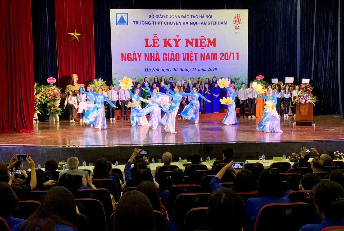 Quang cảnh lễ kỷ niệm ngày nhà giáo Việt Nam tại Trường trung học phổ thông Chuyên Hà Nội - Amsterdam. Ảnh: Tùng Dương. Quang cảnh lễ kỷ niệm ngày nhà giáo Việt Nam tại Trường trung học phổ thông Chuyên Hà Nội - Amsterdam. Ảnh: Tùng Dương.