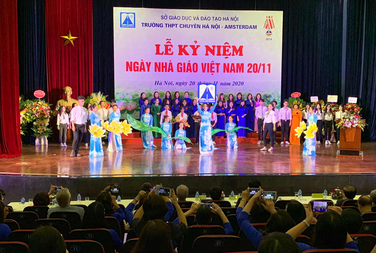 Nhà giáo Trần Thùy Dương - Hiệu trưởng Trường trung học phổ thông Chuyên Hà Nội - Amsterdam: “Giáo dục luôn là vấn đề cốt lõi, quyết định sự phát triển của đất nước, nâng cao tầm vóc và vị thế của dân tộc". Ảnh: Tùng Dương. Nhà giáo Trần Thùy Dương - Hiệu trưởng Trường trung học phổ thông Chuyên Hà Nội - Amsterdam: “Giáo dục luôn là vấn đề cốt lõi, quyết định sự phát triển của đất nước, nâng cao tầm vóc và vị thế của dân tộc". Ảnh: Tùng Dương.