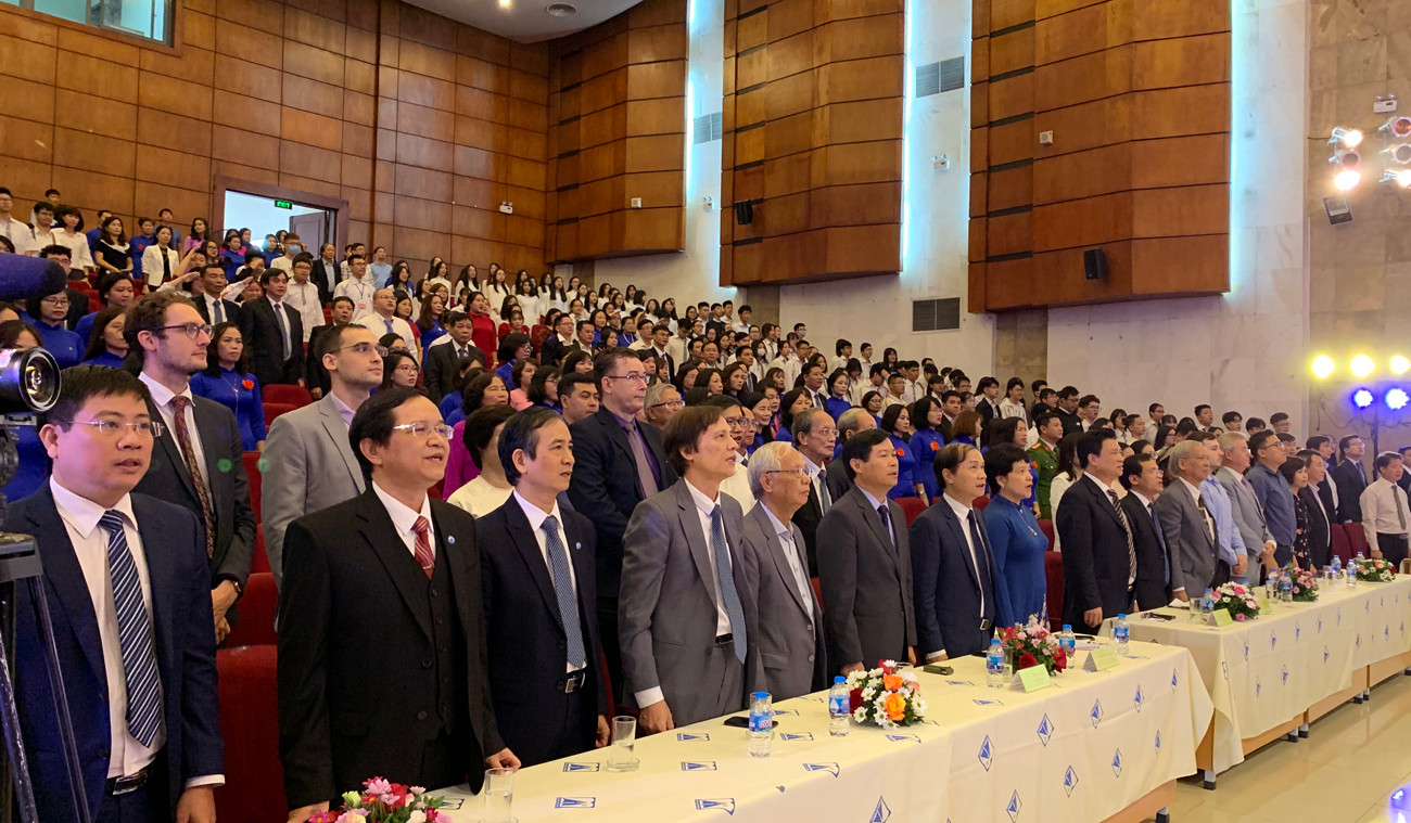 Các đại biểu tham dự lễ kỷ niệm ngày nhà giáo Việt Nam tại Trường trung học phổ thông Chuyên Hà Nội - Amsterdam đang làm lễ chào cờ. Ảnh: Tùng Dương. Các đại biểu tham dự lễ kỷ niệm ngày nhà giáo Việt Nam tại Trường trung học phổ thông Chuyên Hà Nội - Amsterdam đang làm lễ chào cờ. Ảnh: Tùng Dương.