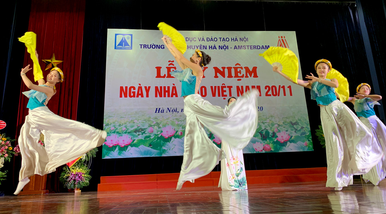 Tiết mục múa của các giáo viên Trường trung học phổ thông Chuyên Hà Nội - Amsterdam tại lễ kỷ niệm. Ảnh: Tùng Dương. Tiết mục múa của các giáo viên Trường trung học phổ thông Chuyên Hà Nội - Amsterdam tại lễ kỷ niệm. Ảnh: Tùng Dương.
