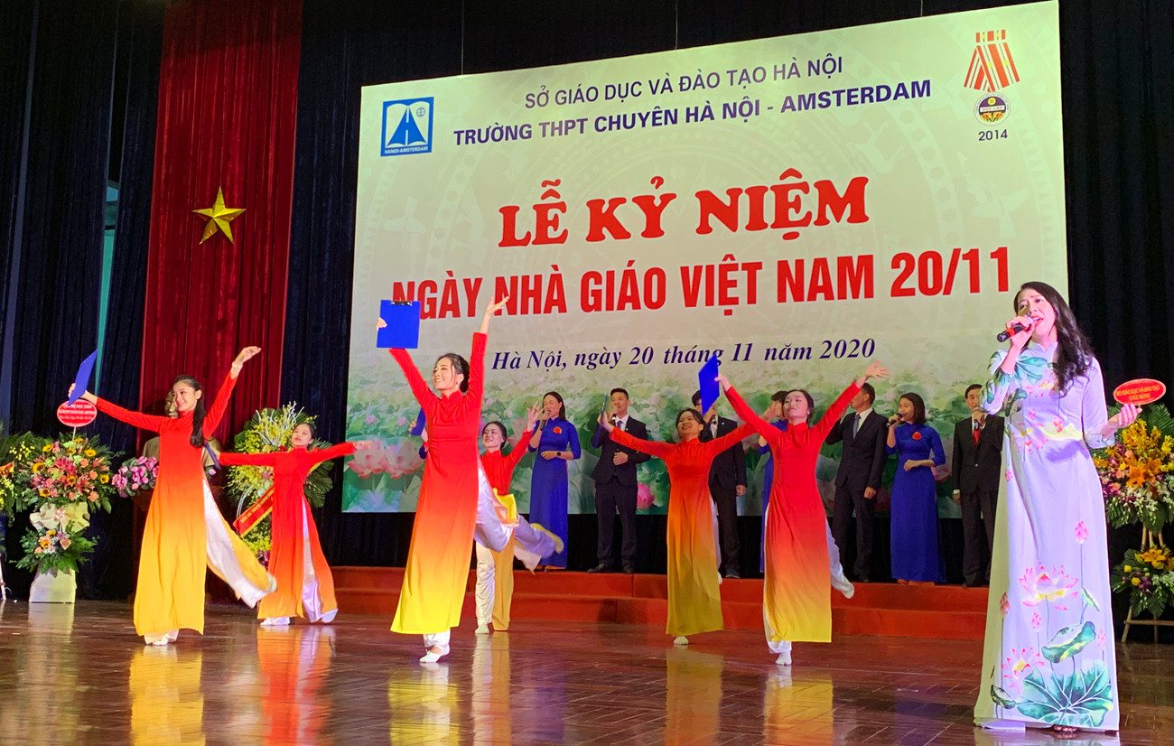 Tiết mục văn nghệ của tập thể giáo viên Trường trung học phổ thông Chuyên Hà Nội - Amsterdam tại lễ kỷ niệm ngày nhà giáo Việt Nam. Ảnh: Tùng Dương. Tiết mục văn nghệ của tập thể giáo viên Trường trung học phổ thông Chuyên Hà Nội - Amsterdam tại lễ kỷ niệm ngày nhà giáo Việt Nam. Ảnh: Tùng Dương.