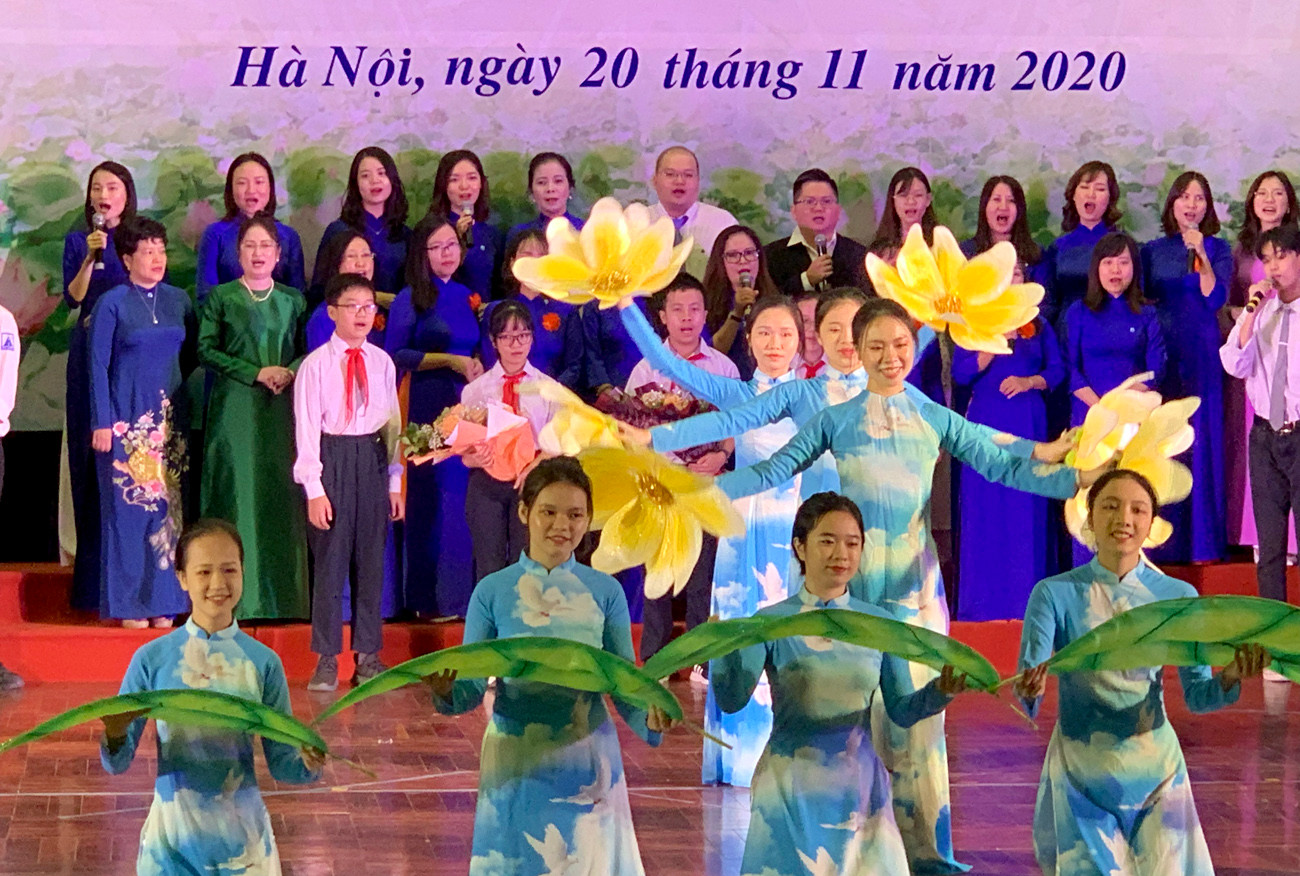 Tập thể giáo viên, học sinh Trường trung học phổ thông Chuyên Hà Nội - Amsterdam biểu diễn văn nghệ tại lễ kỷ niệm. Ảnh: Tùng Dương. Tập thể giáo viên, học sinh Trường trung học phổ thông Chuyên Hà Nội - Amsterdam biểu diễn văn nghệ tại lễ kỷ niệm. Ảnh: Tùng Dương.