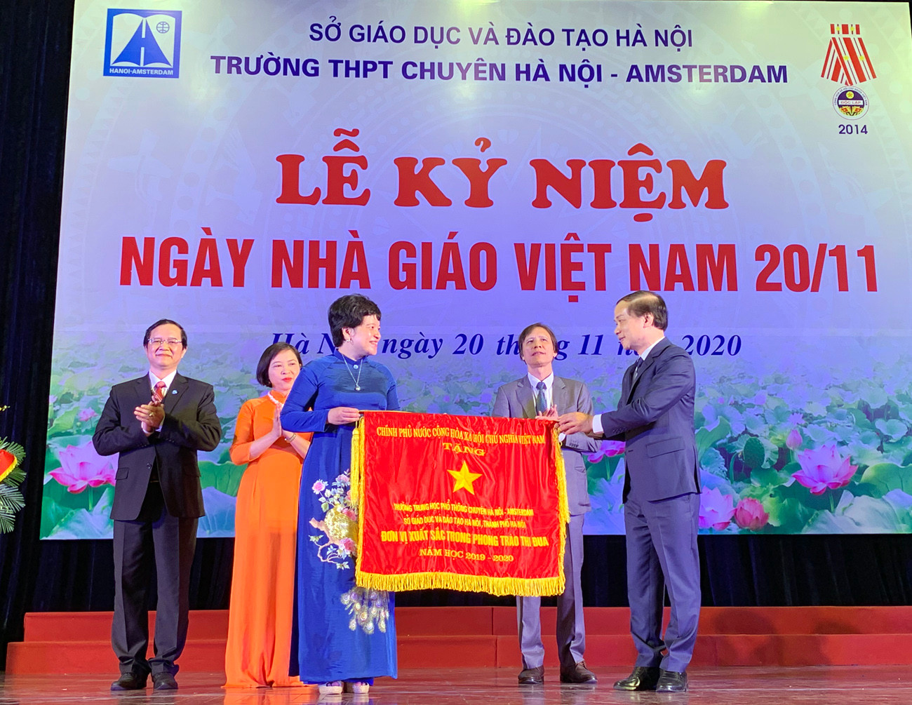 Ông Phạm Tất Thắng (ngoài cùng bên phải) - Phó Chủ nhiệm Ủy ban Văn hóa, Thanh niên, Thiếu niên và Nhi đồng của Quốc hội đang trao tặng Cờ thi đua của Chính phủ cho tập thể cán bộ giáo viên Trường trung học phổ thông Chuyên Hà Nội - Amsterdam tại lễ kỷ niệm. Ảnh: Tùng Dương. Ông Phạm Tất Thắng (ngoài cùng bên phải) - Phó Chủ nhiệm Ủy ban Văn hóa, Thanh niên, Thiếu niên và Nhi đồng của Quốc hội đang trao tặng Cờ thi đua của Chính phủ cho tập thể cán bộ giáo viên Trường trung học phổ thông Chuyên Hà Nội - Amsterdam tại lễ kỷ niệm. Ảnh: Tùng Dương.