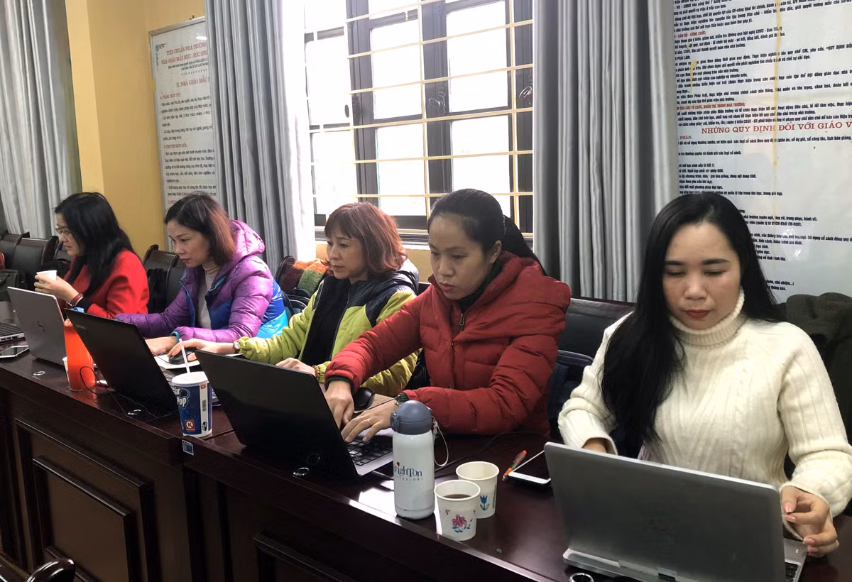 Quan trọng nữa là phải có đội ngũ giáo viên nhiệt huyết, năng động, có trình độ và sẵn sàng tìm hiểu, áp dụng những phương pháp mới vào công việc giảng dạy. Ngoài ra cũng rất cần sự hợp tác, phản hồi từ học sinh và cha mẹ các em. Ảnh: Cao Cường.