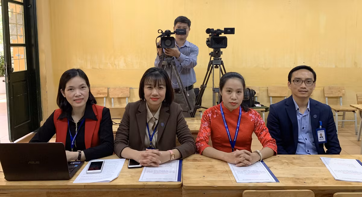 Từ phải qua trái: Thầy Nguyễn Cao Cường - Hiệu trưởng Trường Trung học cơ sở Thái Thịnh; cô giáo Nguyễn Nguyệt Ngư - Tổ trưởng ngoại ngữ; cô Phạm Thu Thủy - Phó hiệu trưởng và cô Đinh Thị Hồng Châm - Phó hiệu trưởng trong buổi dự giờ ghi hình dạy Online tại Trường Trung học cơ sở Thái Thịnh, quận Đống Đa, Hà Nội. Ảnh: Tùng Dương.