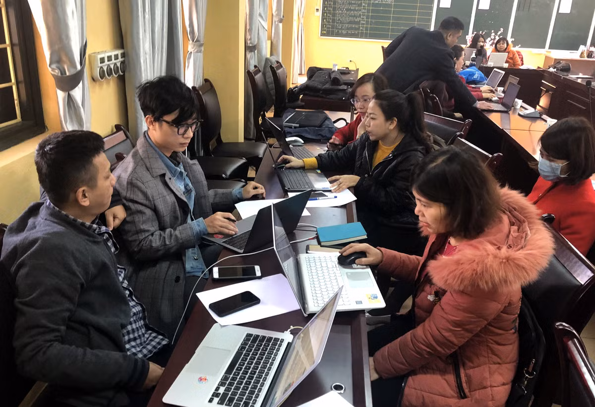 Các giáo viên của Trường Trung học cơ sở Thái Thịnh, quận Đống Đa, Hà Nội. tham gia tập huấn dạy và học Online. Ảnh: Cao Cường.