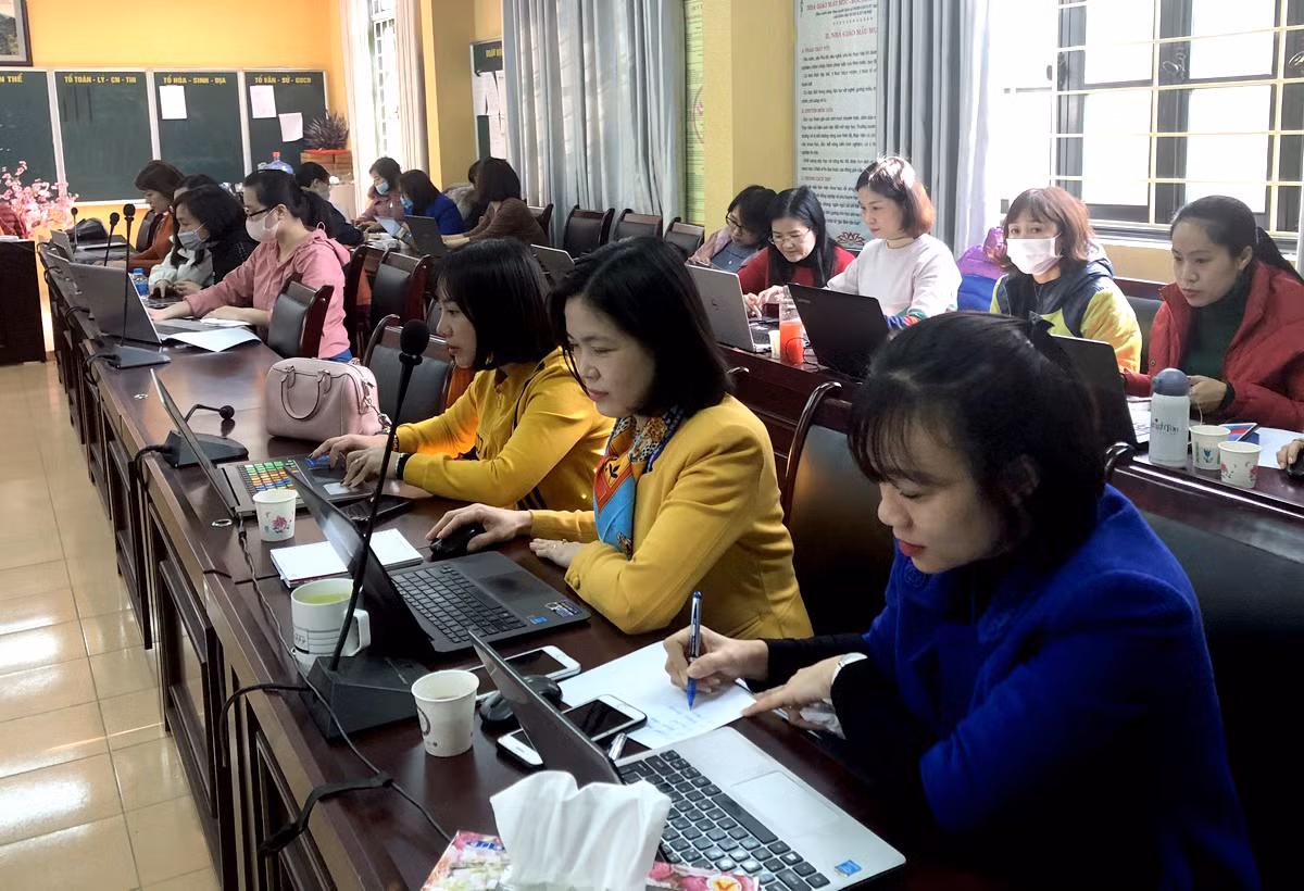 Thầy giáo Nguyễn Cao Cường: "Để việc áp dụng công nghệ thông tin một cách hiệu quả trong các công việc của nhà trường, theo tôi yếu tố quan trọng nhất là tâm huyết của những người làm công tác quản trị nhà trường". Ảnh:Cao Cường.