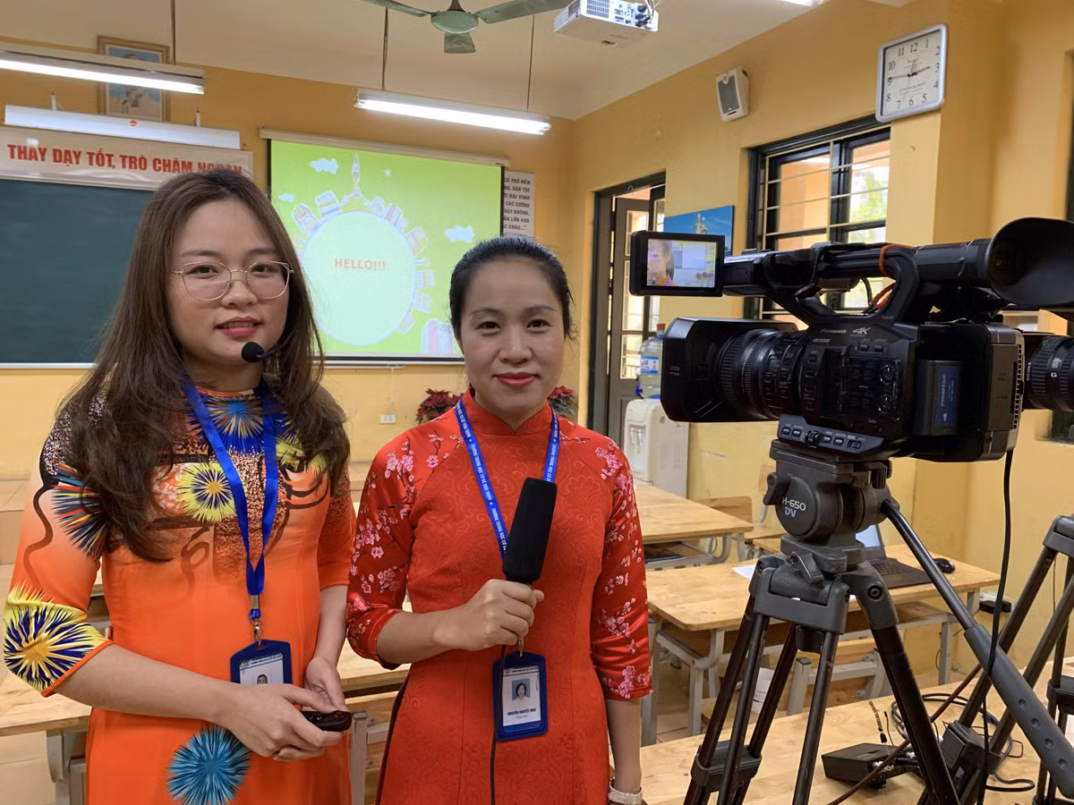Cô giáo Bùi Ngọc Hà (bên trái ảnh) và cô giáo Nguyễn Nguyệt Ngư - Tổ trưởng tổ ngoại ngữ Trường Trung học cơ sở Thái Thịnh, quận Đống Đa, Hà Nội, trong giờ dạy trực tuyến. Ảnh: Tùng Dương.