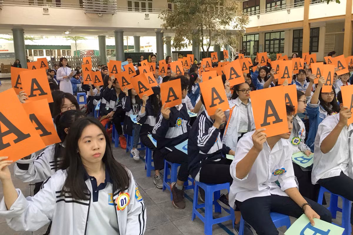 Cô Nhiếp cho biết: "Hiện chúng tôi có 462 học sinh lớp 12 chia đều cho 12 lớp và gần 80 giáo viên dạy các khối, nếu theo quy định giãn khoảng cách thì sẽ chia thành 24 lớp, vậy chúng tôi lấy đâu ra giáo viên để dạy". Ảnh học sinh Trường Trung học phổ thông Yên Hòa.
