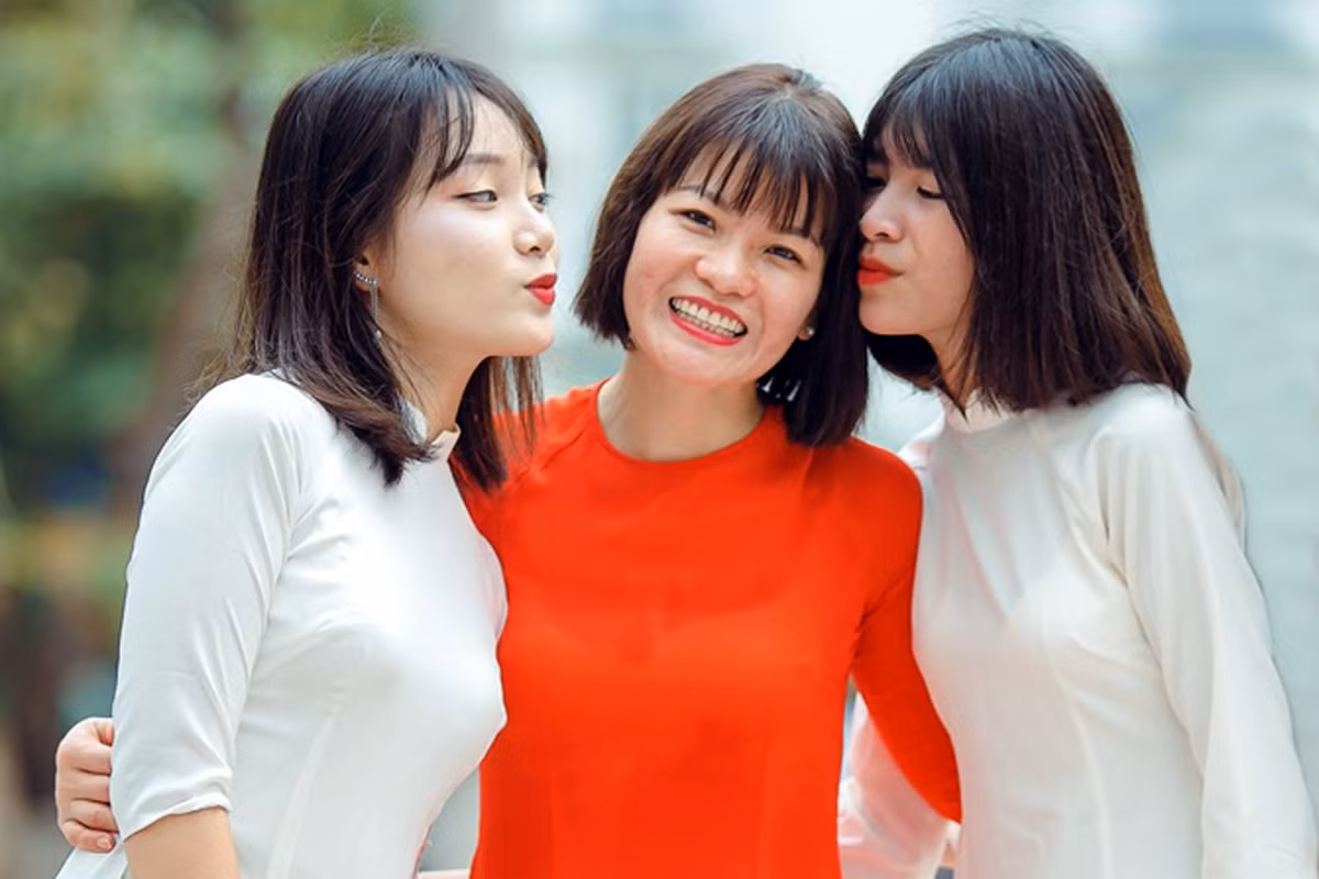 Nhà giáo Nguyễn Thị Nhiếp: "Dự kiến cho lớp 12 đi học trước, khoảng 2 tuần sau đó cho các khối còn lại đi học tiếp, nếu như vậy thì trường chúng tôi không lấy đâu ra đủ số phòng học để mà đáp ứng được 1,5 m2 cho 1 học sinh, còn nếu có chia ca học ra thì giáo viên lấy đâu ra sức để mà dạy”. Ảnh: Nhân vật cung cấp.