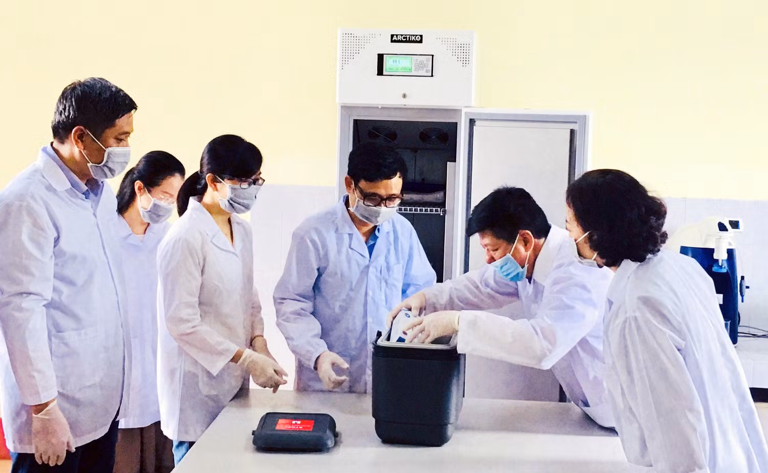 Nghiên cứu và phát triển bộ sinh phẩm phát hiện SARS-CoV-2 virus bằng kỹ thuật Realtime PCR đã thành công và đang trong quá trình hoàn tất các thủ tục đưa vào sử dụng chống dịch Covid-19. Ảnh: TL. Nghiên cứu và phát triển bộ sinh phẩm phát hiện SARS-CoV-2 virus bằng kỹ thuật Realtime PCR đã thành công và đang trong quá trình hoàn tất các thủ tục đưa vào sử dụng chống dịch Covid-19. Ảnh: TL.