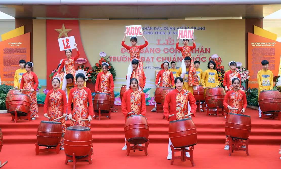 Không chỉ xuất sắc trong học tập, các học sinh của Trường Trung học Cơ sở Lê Ngọc Hân cũng rất giỏi các hoạt động văn hóa, văn nghệ. Ảnh: Tùng Dương. Không chỉ xuất sắc trong học tập, các học sinh của Trường Trung học Cơ sở Lê Ngọc Hân cũng rất giỏi các hoạt động văn hóa, văn nghệ. Ảnh: Tùng Dương.