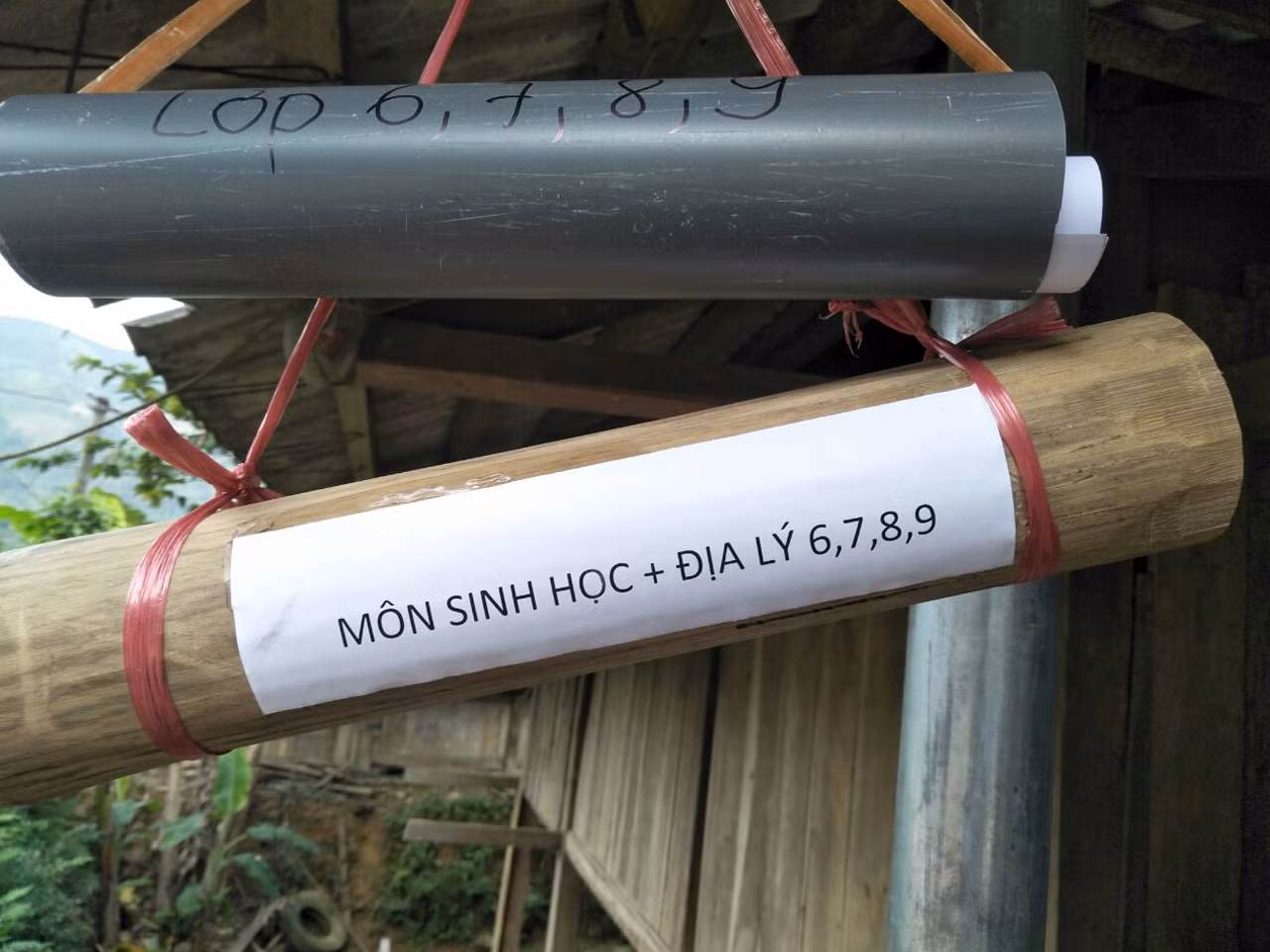 Ống tre và ống nhựa giao bài tập được tách riêng cho từng học sinh. Ảnh: Thầy Thanh cung cấp.