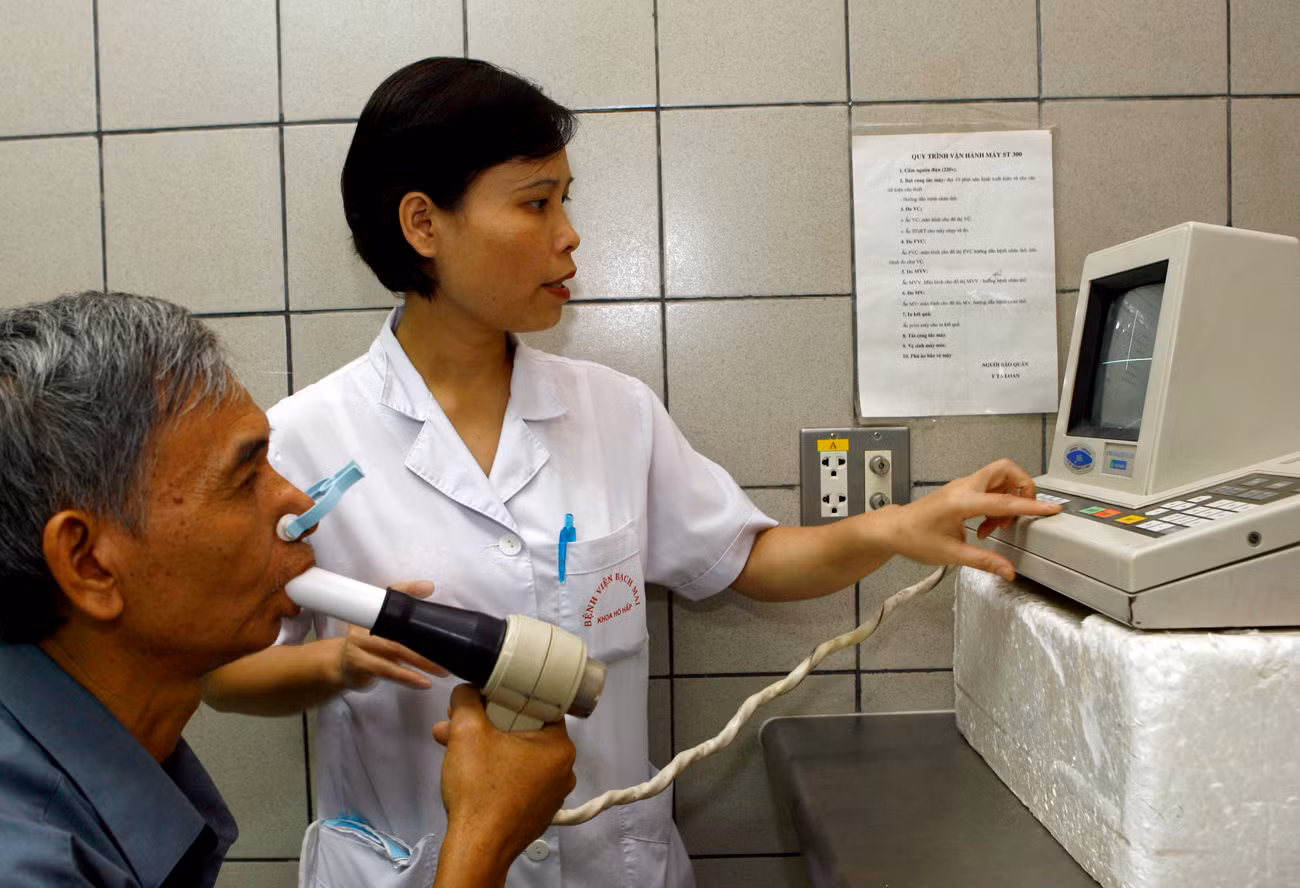 Chính sách Bảo hiểm y tế đã góp phần tạo nên sự công bằng trong chăm sóc sức khỏe cho nhân dân, nhất là với những nhóm người nghèo, đối tượng chính sách, trẻ em... là tiền đề cho việc thực hiện mục tiêu Bảo hiểm y tế toàn dân. Ảnh minh họa: Tùng Dương.